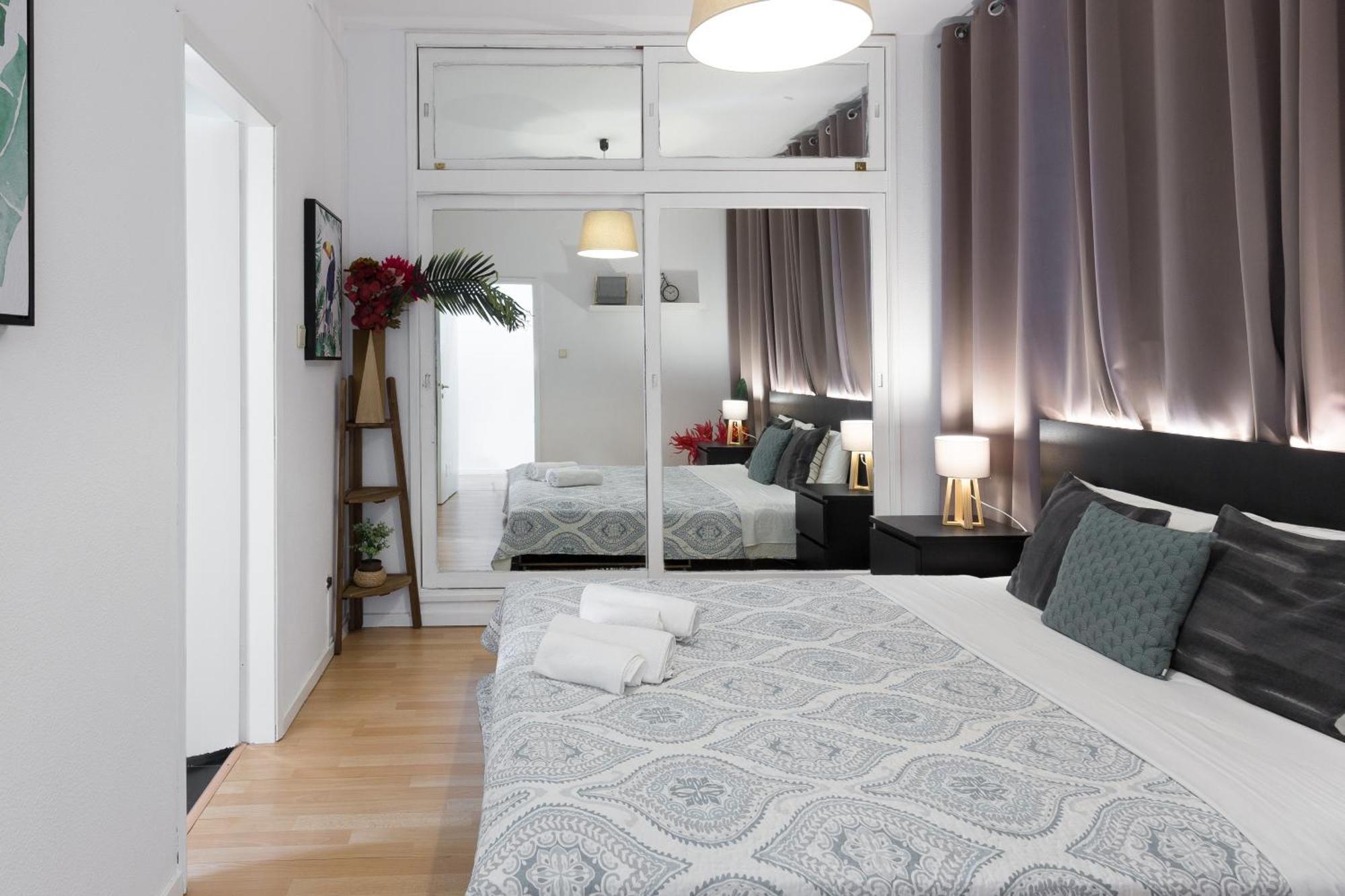 Host Wise - Large Flat W Terrace - Ace Location At Aliados Apartment Porto Ruang foto